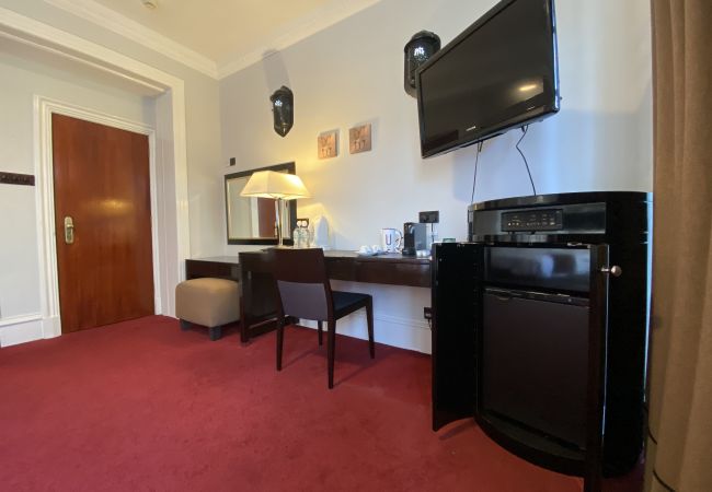 Rent by room in Edinburgh - No.6 West Coates 3 Family Suite