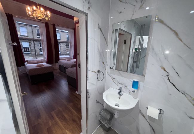 Rent by room in Edinburgh - Regent House Hotel Family Room 6