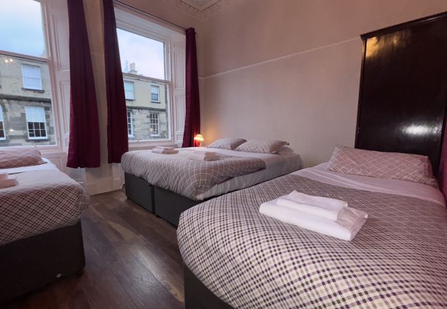 Rent by room in Edinburgh - Regent House Hotel Family Room 6