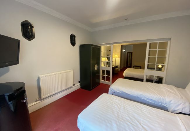 Rent by room in Edinburgh - No.6 West Coates 4 Family Suite