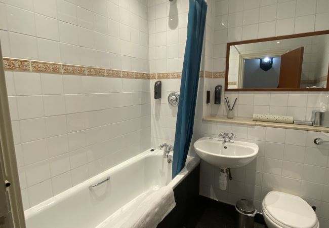 Rent by room in Edinburgh - No.6 West Coates 4 Family Suite