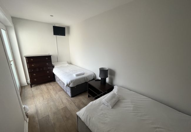 Rent by room in Edinburgh - 25 Park View House 5xSingle