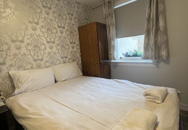 Rent by room in Edinburgh - 22 Park View House Double