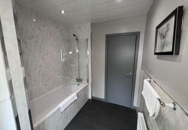 full-bathroom-double-bedroom-richmond-park-hotel-bo'ness