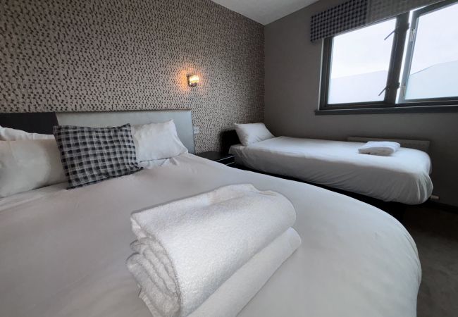 Spacious en-suite Family Treble Room with a comfortable king and single bed at Richmond Park Hotel, Bo'ness.