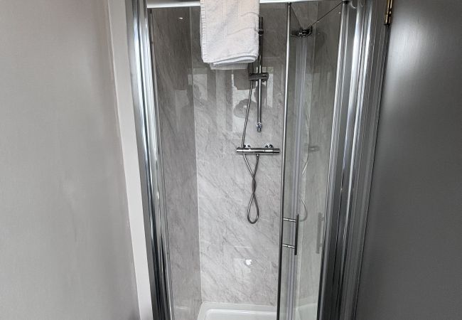 single-bedroom-shower-richmond-park-hotel-bo'ness-edinburgh