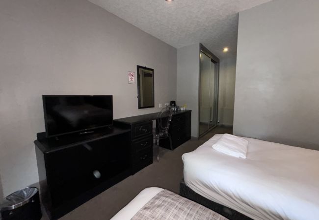 hotel-near-edinburgh-twin-bedroom-richmond-park-hotel