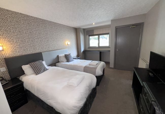 twin-bedroom-richmond-park-hotel-in-bo'ness 