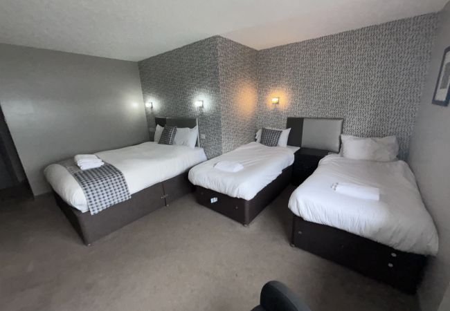 Rent by room in Bo'ness - Richmond Park Hotel y61 Family Room 4 Pax