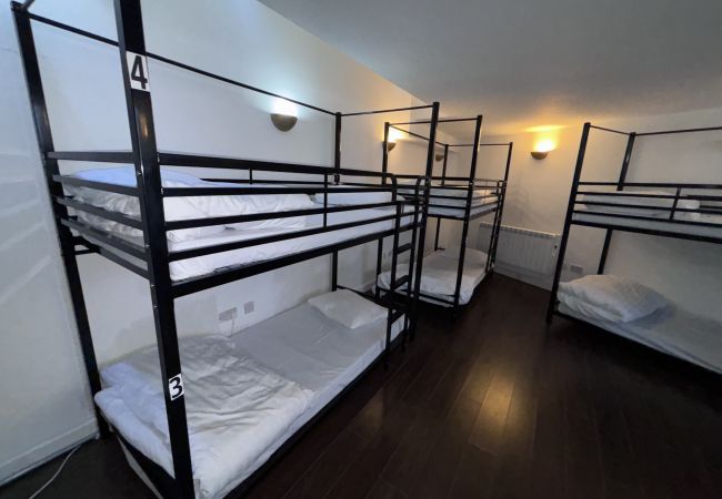 Rent by room in Edinburgh - Haymarket Hostel 9-1 - 12p Mix